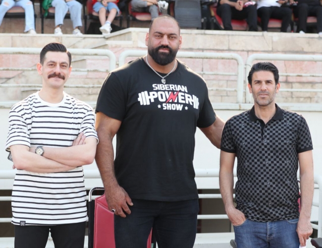 بازیگر سینما و قوی ترین مرد ایران در تمرین پرسپولیس