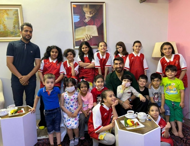 جشن صدرنشینی علیرضا بیرانوند با حضور در یک موسسه خیریه