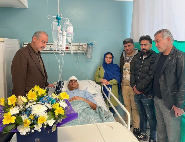 مدیرعامل پرسپولیس به دیدار هوادار آسیب‌دیده رفت؛ دعا برای بهبودی مهدی زرقانی