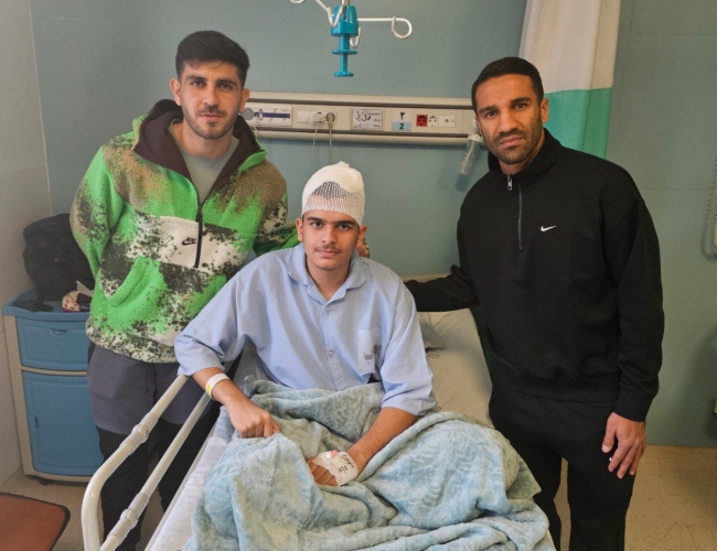 عیادت مسعود ریگی و محمد خدابنده‌ لو از هوادار مصدوم پرسپولیس پس از حادثه تلخ