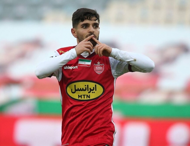 محمد عمری با پرسپولیس تمدید می‌کند؛ چه افتخاری بالاتر از این؟