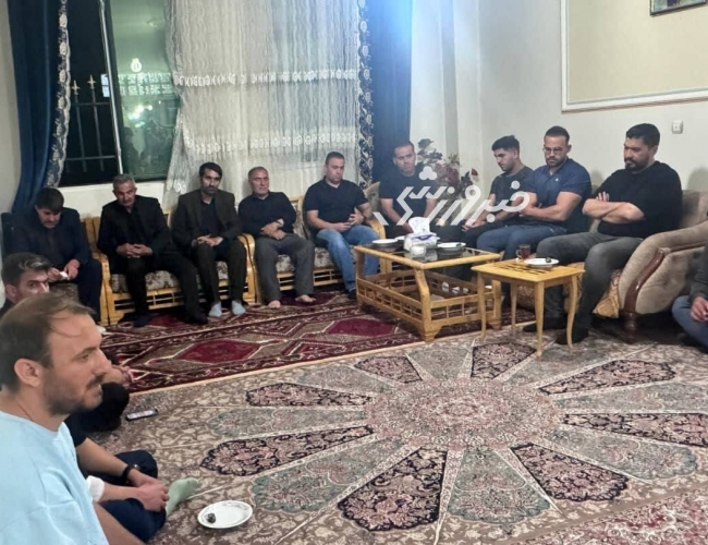 محمد خدابنده‌ لو به دیدار خانواده هوادار درگذشته پرسپولیس رفت