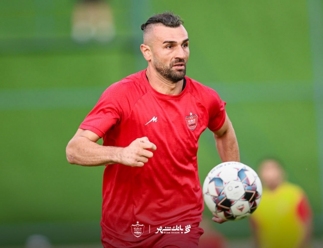 سردار دورسون با لباس پرسپولیس بعد از مصاحبه جنجالی