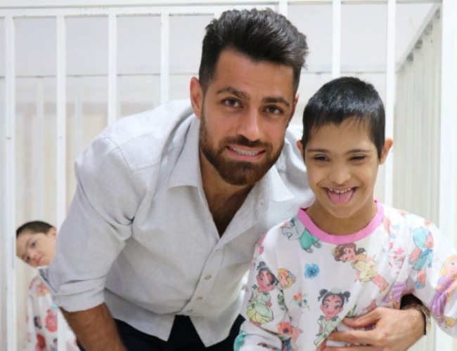 اقدام ارزشمند مرتضی پورعلی‌ گنجی / اهدا پیراهن شماره ۸ به کودکان «بچه‌های آسمان»