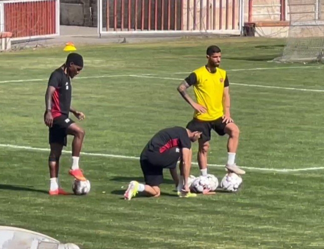 بازگشت پرانرژی بیفوما به تمرین پرسپولیس ؛ پاسخ به انتقادات در سکوت