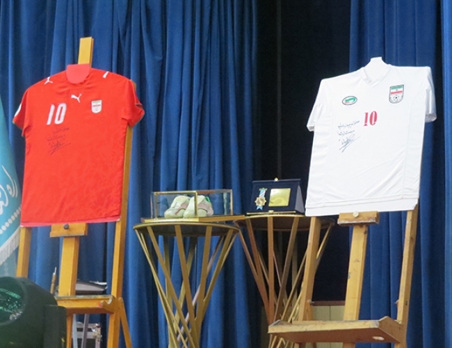 فروش پیراهن و کفش علی دایی برای خیریه