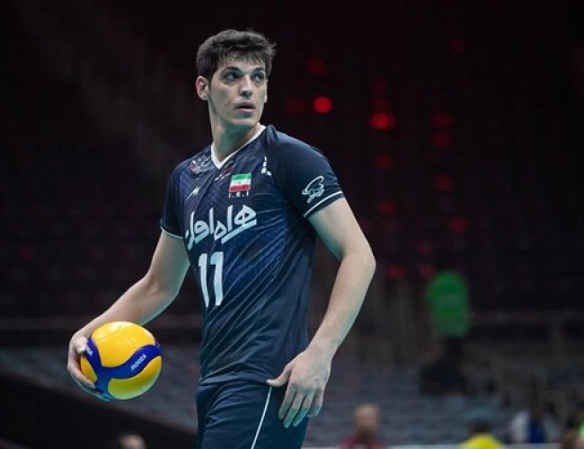 ادای احترام بازیکنان پرسپولیس به صابر کاظمی در آغاز دیدار مقابل استقلال خوزستان