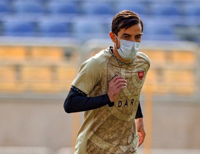 تمرین پرسپولیس زیر سایه آلودگی هوا؛ حضور متفاوت فرشاد احمدزاده با ماسک