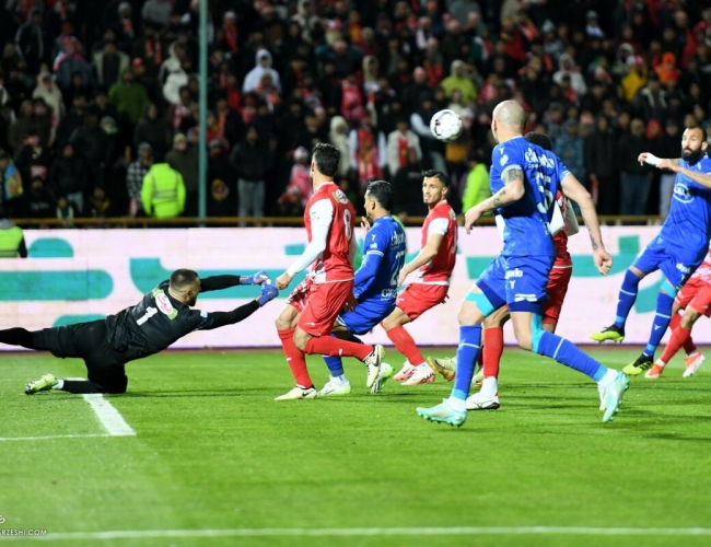 دربی ۱۰۶ تهران فقط با ۸۶۰۰ تماشاگر در اراک