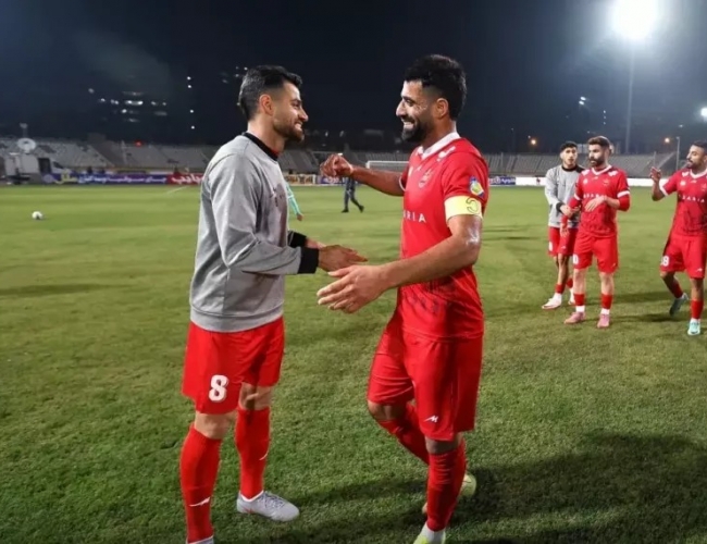 صحنه‌ای صمیمی پس از بازی؛ تبریک ویژه پورعلی‌ گنجی به کنعانی‌ زادگان