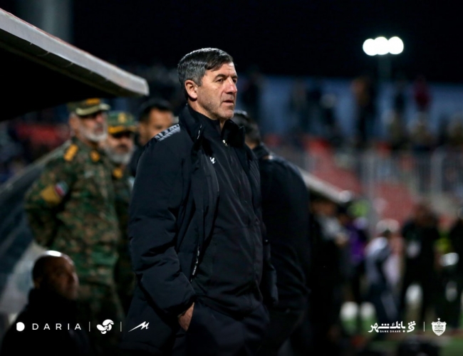 تشویق کریم باقری در ورای رنگ‌ها؛ پاسخ هواداران فوتبال به یک بی‌احترامی تلخ