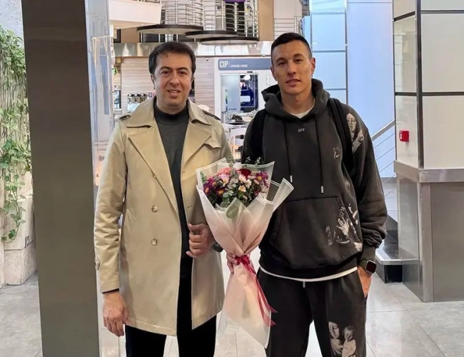 مهاجم ازبکستانی در تهران؛ ایگور سرگیف برای نهایی کردن قرارداد با پرسپولیس وارد شد