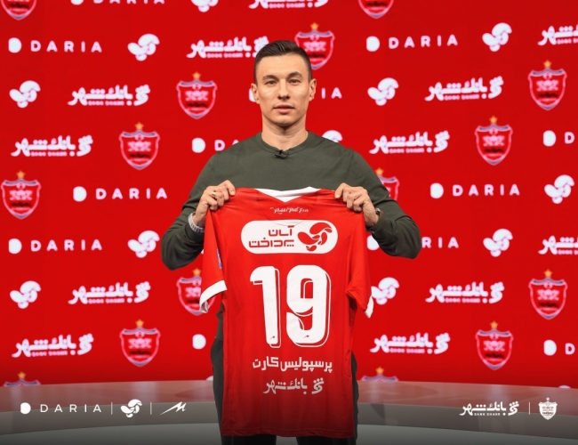 صاحب جدید شماره ۱۹ در پرسپولیس ؛ ایگور سرگیف پیراهن وحید امیری را بر تن می کند