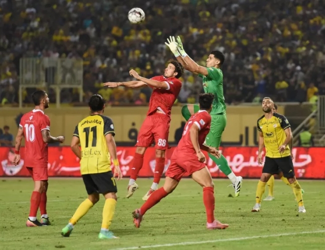 بازی پرسپولیس مقابل سپاهان در ورزشگاه آزادگان قزوین