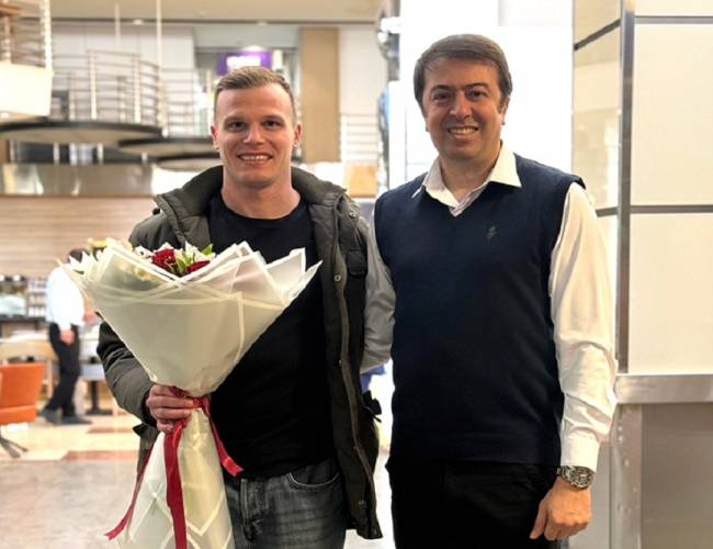 دنیل گرا ، مدافع جدید پرسپولیس وارد تهران شد