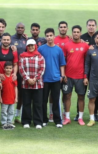 تمرین پرسپولیس با یک میهمان ویژه/ استقبال سرخ ها از بانوی پرسپولیسی