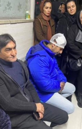 عیادت ناصر محمدخانی از بانوان هوادار سانحه‌دیده/  بازیکنان پرسپولیس نشان دادند که ما یک خانواده‌ایم