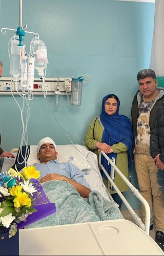 مدیرعامل پرسپولیس به دیدار هوادار آسیب‌دیده رفت؛ دعا برای بهبودی مهدی زرقانی