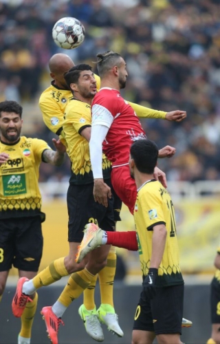 سپاهان 3 -  پرسپولیس 2 / حذف سرخ ها در نقش جهان با چاشنی اخراج