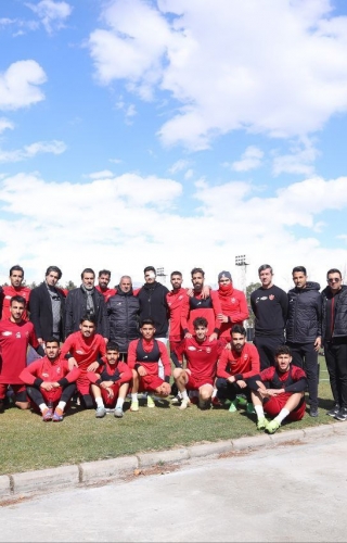 حضور مهمان ویژه در تمرین پرسپولیس ؛ محمدجواد عبده ، هوادار وفادار پس از حادثه تلخ