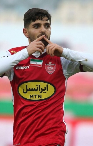محمد عمری با پرسپولیس تمدید می‌کند؛ چه افتخاری بالاتر از این؟