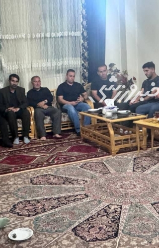 محمد خدابنده‌ لو به دیدار خانواده هوادار درگذشته پرسپولیس رفت