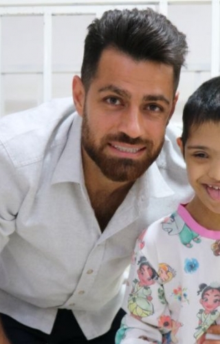 اقدام ارزشمند مرتضی پورعلی‌ گنجی / اهدا پیراهن شماره ۸ به کودکان «بچه‌های آسمان»