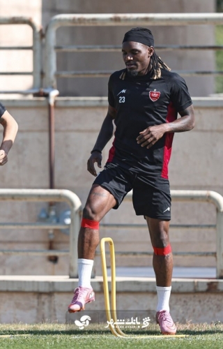 بازگشت تیوی بیفوما به ترکیب پرسپولیس ؛ فرصت دوباره برای درخشش ستاره کم‌فروغ