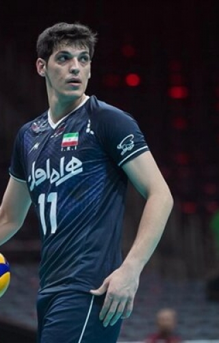 ادای احترام بازیکنان پرسپولیس به صابر کاظمی در آغاز دیدار مقابل استقلال خوزستان