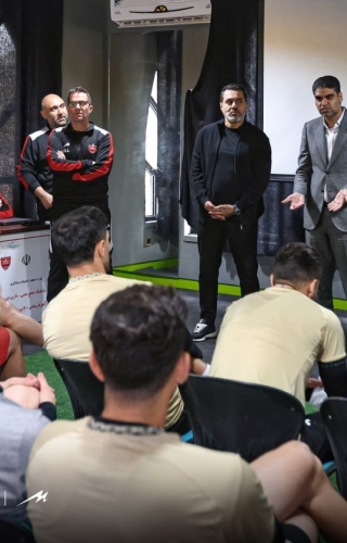 حضور مدیرعامل و معاون ورزشی پرسپولیس در تمرینات؛ دلگرمی سرخ‌ها پیش از دربی ۱۰۶
