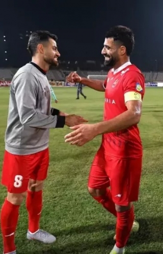 صحنه‌ای صمیمی پس از بازی؛ تبریک ویژه پورعلی‌ گنجی به کنعانی‌ زادگان