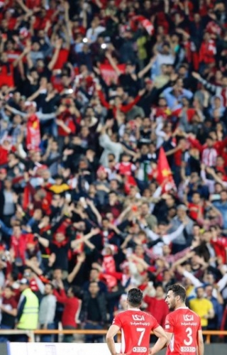 تجمع و شعار هواداران مقابل باشگاه پرسپولیس